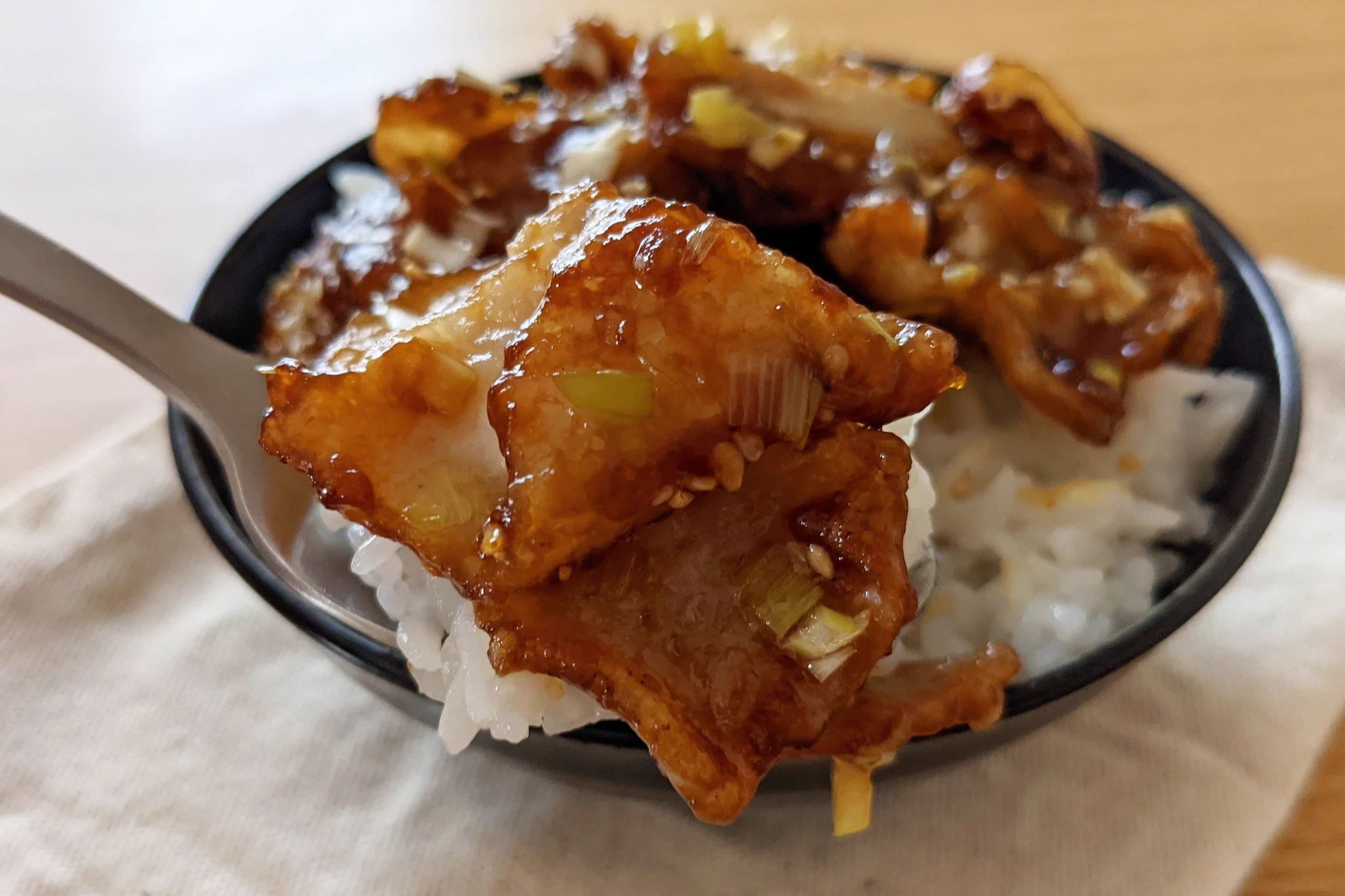 甘辛さがやみつきに！手軽にパパッと「よだれ豚バラ丼」。