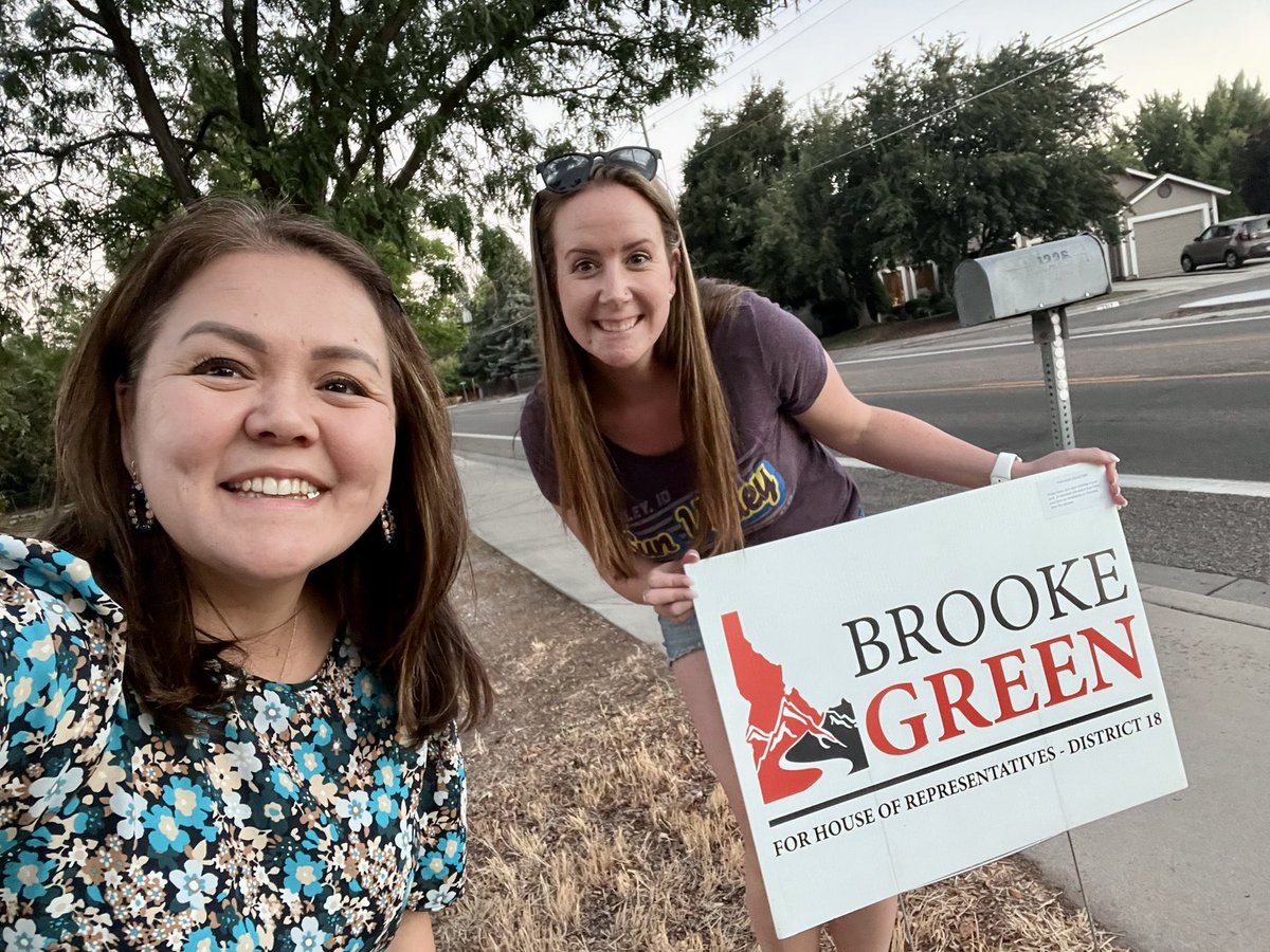 BoiseBrooke's tweet photo. District 18 volunteers out in force delivering signs for Team18! Thank you! #idahodems #idleg #vote2022 #idpol https://t.co/dNy6E20Mst