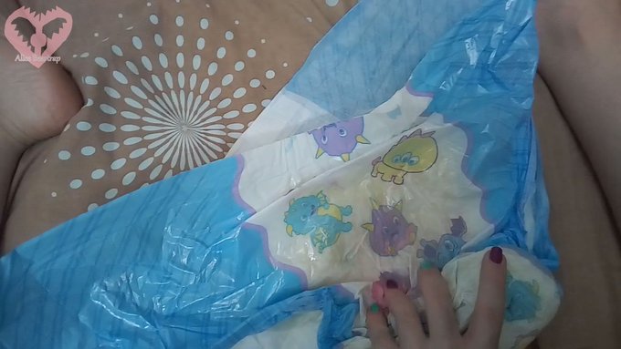 2 pic. Hey, wanna look at at my absolutly soaked diapers? ;3 

Link for video: https://t.co/wSSzzHu5Ww