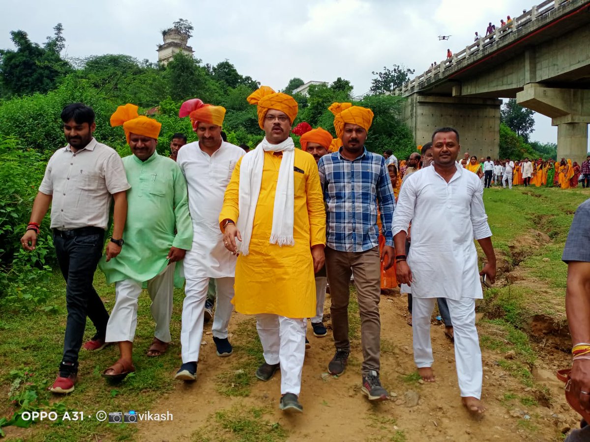 ajay_magic's tweet photo. #न_रुका_है_ना_रुके_है_न_रुकेंगे
#जब_तक_सांस_है_तन_में_चलते_रहेंगे
#चंद्रेह_शिवशक्ति पद यात्रा एवं #जलाभिषेक की कुछ झलकियां भैया @sharadendu_bjp जी वा भाभी मां प्रवीण तिवारी जी एवं भैया संजय तिवारी जी की दिन रात #गरीबों की #सेवा का फल आज पूरा #मध्यप्रदेश देख रहा है हर हर महादेव https://t.co/gdxlbEuanr