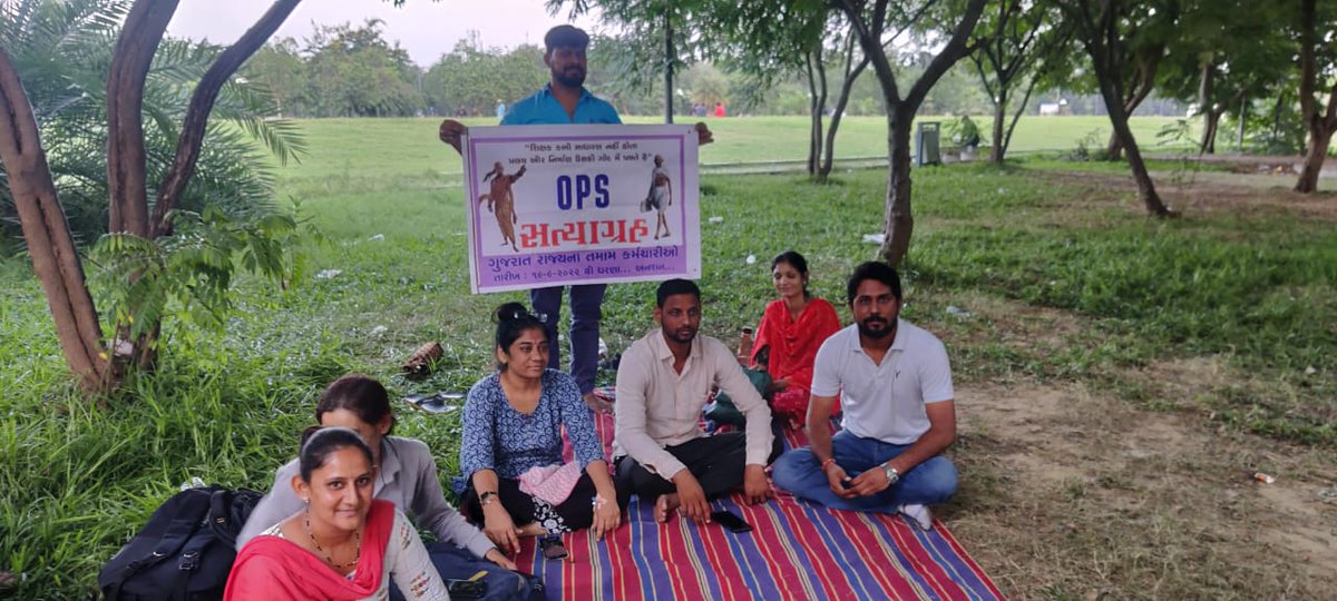 tarun_d83's tweet photo. हमारे अपने गुजरात की एक महिला कर्मचारी 8 दिनों से #OPS के लिए भूख हड़ताल पर बैठी है, तो क्या सरकार और मीडिया को इसके बारे में पता नहीं है।  या आंख मूंद ली है। https://t.co/bjzL3rP9X7