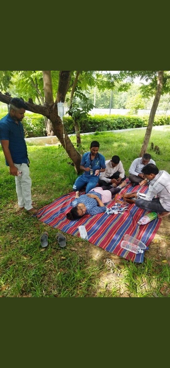 हमारे अपने गुजरात की एक महिला कर्मचारी 8 दिनों से #OPS के लिए भूख हड़ताल पर बैठी है, तो क्या सरकार और मीडिया को इसके बारे में पता नहीं है।  या आंख मूंद ली है।