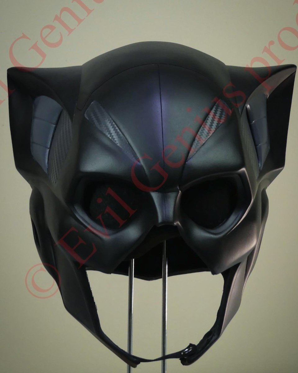 Evilgeniuspro's tweet photo. Finally was able to take some decent pics of my #catwoman #cowl finished in half with grey accents. Pretty happy with the way It turned out. She’ll be off to her new home this week. #dccomics #cosplay #selinakyle #gotham #thebatman #dccomics #villains #thedarkknight #catandthebat https://t.co/mgilpsGp3Q