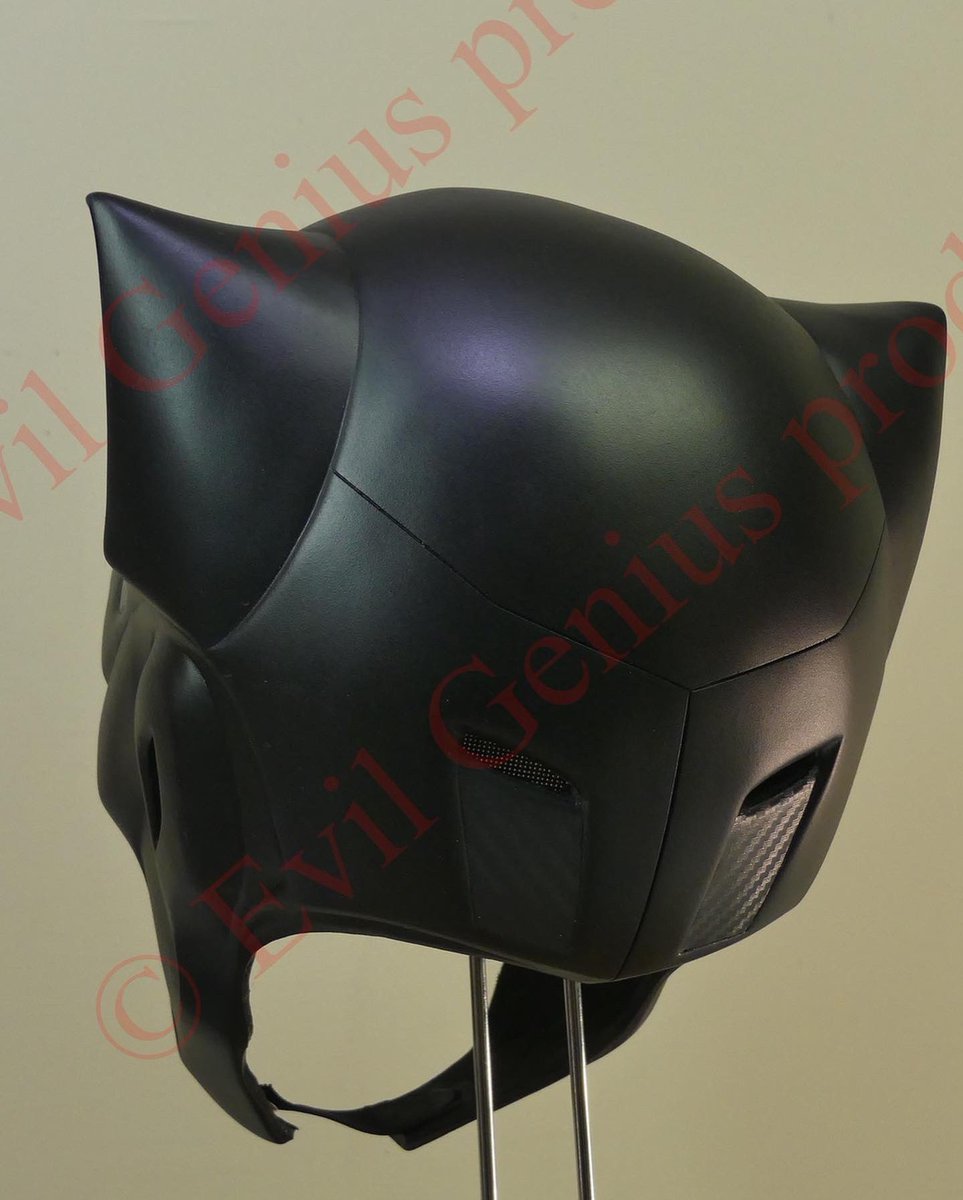 Evilgeniuspro's tweet photo. Finally was able to take some decent pics of my #catwoman #cowl finished in half with grey accents. Pretty happy with the way It turned out. She’ll be off to her new home this week. #dccomics #cosplay #selinakyle #gotham #thebatman #dccomics #villains #thedarkknight #catandthebat https://t.co/mgilpsGp3Q