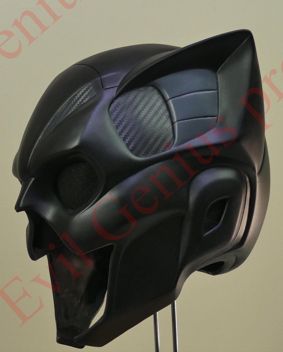 Evilgeniuspro's tweet photo. Finally was able to take some decent pics of my #catwoman #cowl finished in half with grey accents. Pretty happy with the way It turned out. She’ll be off to her new home this week. #dccomics #cosplay #selinakyle #gotham #thebatman #dccomics #villains #thedarkknight #catandthebat https://t.co/mgilpsGp3Q
