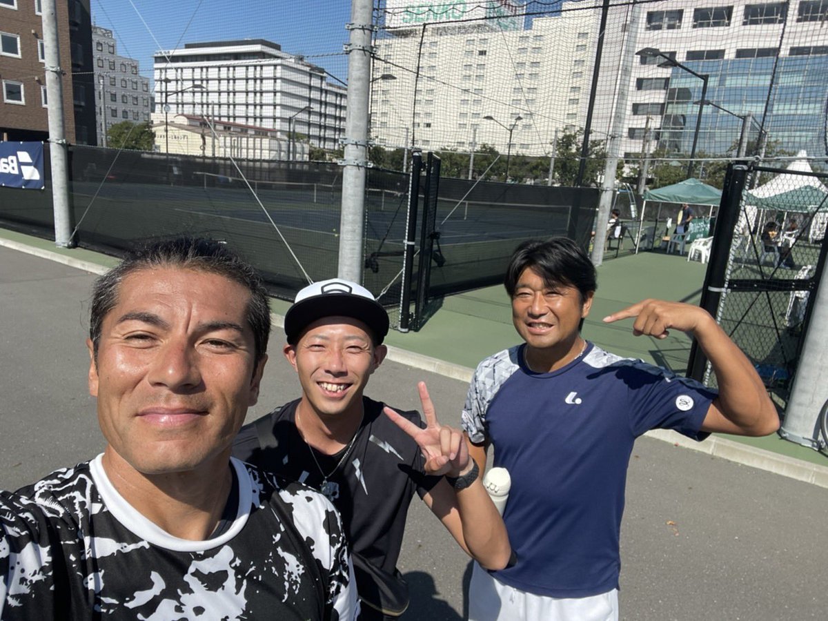 TeTENNIStatsu1's tweet photo. JOP負けて朝からヒッティングあったから潮見に行ったら、セカチャレ!!の有本さんと佐藤さんがいてパシャリ📸
認知していただいてて嬉しい限り😆
このレジェンドのお二人に恥じないプレーができるように頑張るしかない👍
@SEKACHALLE https://t.co/Vafu8bG42r