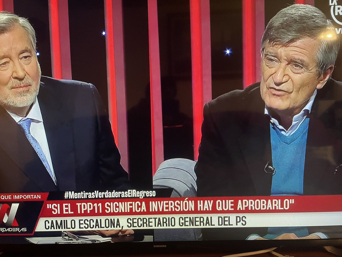 PiensaPrensa's tweet photo. Alejandro Guillier a Camilo Escalona: "¿Hay que aprobar el TPP?"
Escalona: "Si hay inversión, sí"
#MentirasVerdaderasElRegreso https://t.co/m82bgVmAWs