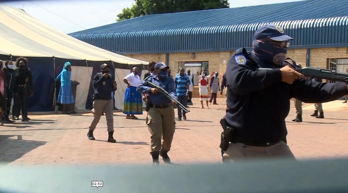 MhlongoRhulani's tweet photo. #JusticeForPastorMukhubaChurch @JoburgMPD what were you doing with guns at church?you attack unarmed people failing to do your job on the streets of Johannesburg. @CyrilRamaphosa @NPA_Prosecutes @mphophalatse1 @PresidencyZA @GautengProvince what kind of leaders are you? https://t.co/xDDSsrokbT