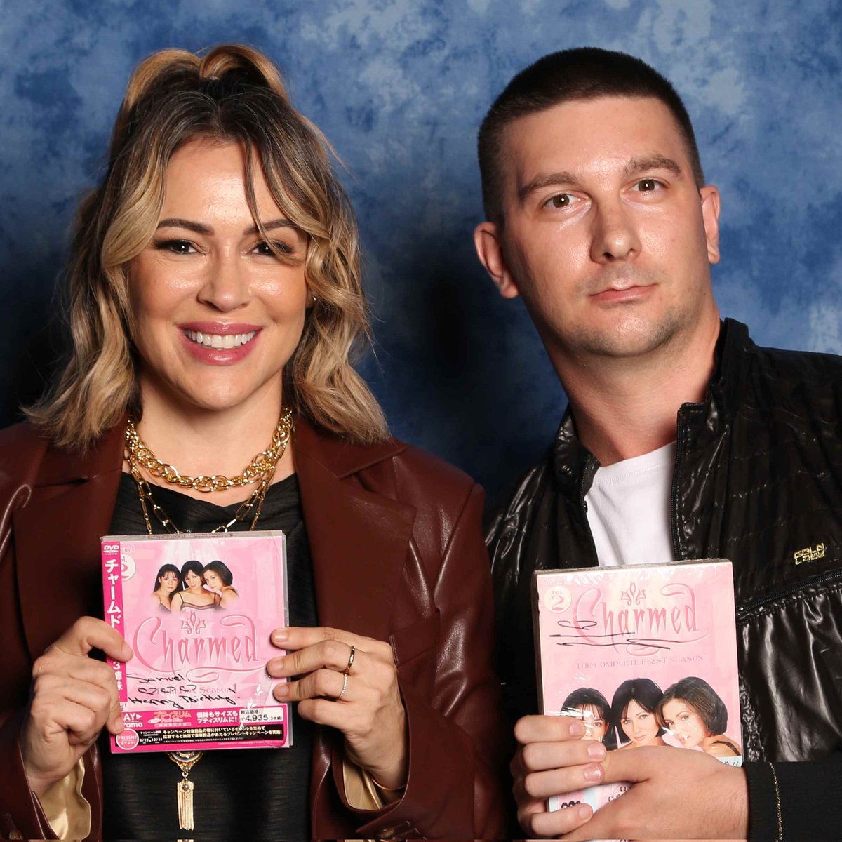 an exceptional meeting that I see for the first time <a href="/Alyssa_Milano/">Alyssa Milano</a>. A super sweet and warm woman. Very surprised that I brought her a gift for her and her husband <a href="/dbugliari/">David Bugliari</a> and see my autograph support of the Japanese🇯🇵 dvds of the #charmed series 🌸💗#dvdjapancharmed
