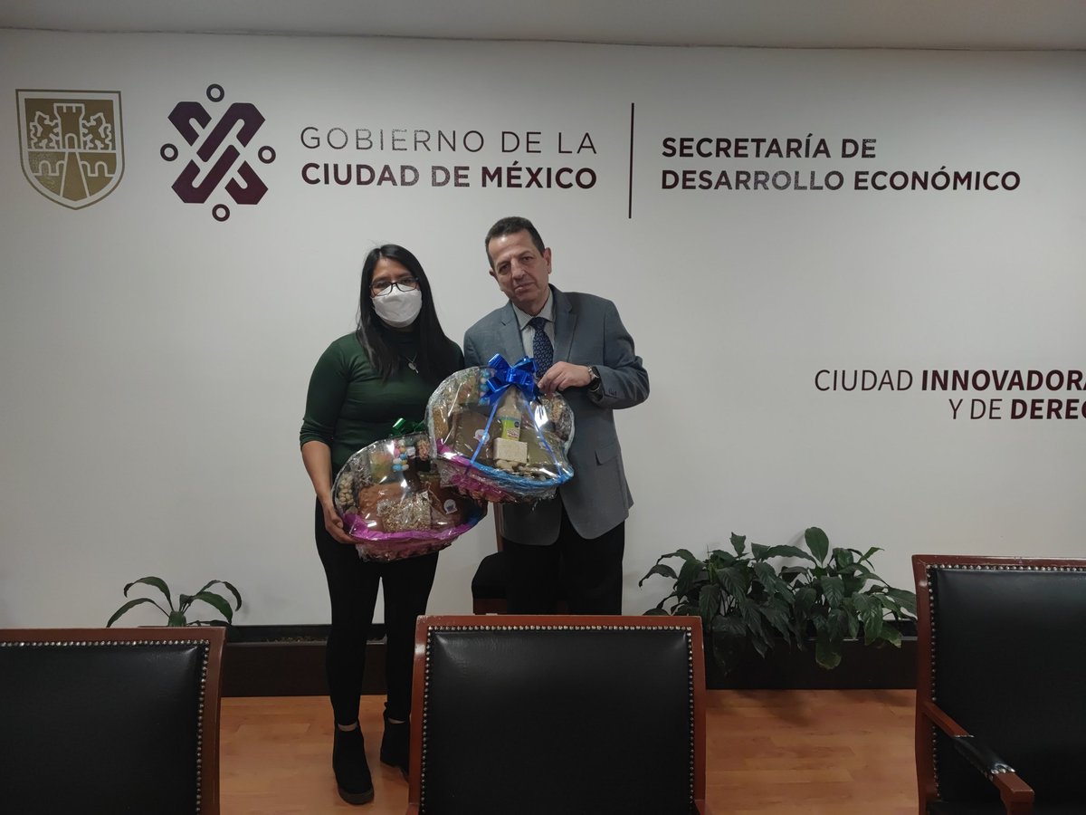 SedecoCDMX's tweet photo. En la antesala de la #FeriaNacionalDelMole, nuestro títular se reunió con Miriam Alvarado integrante de los organizadores del evento y Magaly Alvarado de la Asociación de Productores de Mole, les invitamos a apoyar a los productores locales del 1 al 23 de octubre en Milpa Alta. https://t.co/QvjWCYlAOa