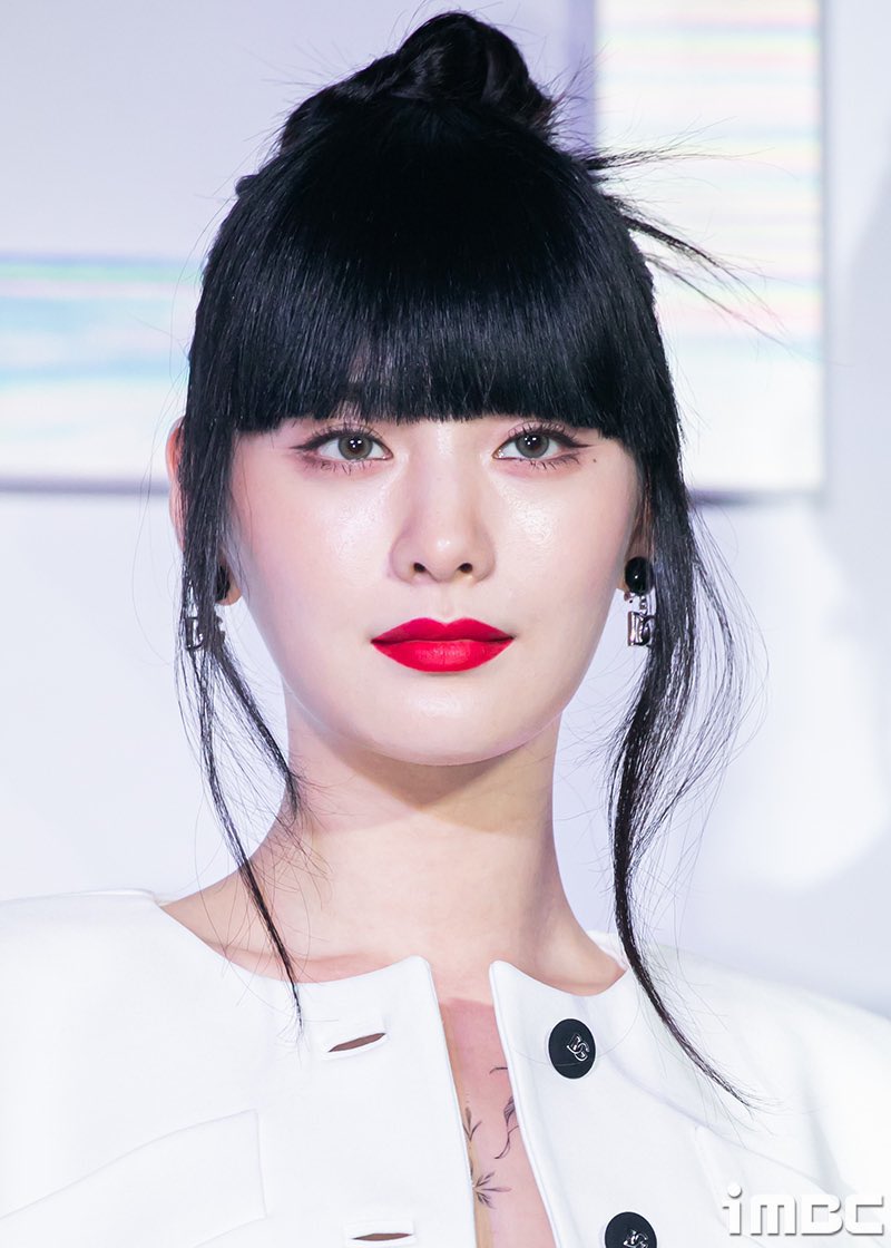 jinahphrodite's tweet photo. Nana casually reminding everyone she's originally a supermodel https://t.co/NdgRVgDjEp