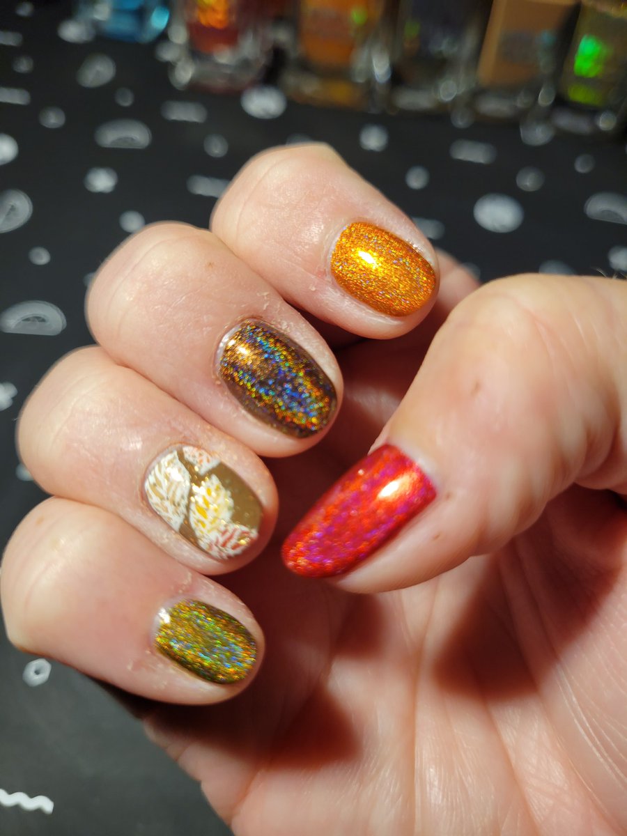 misslaser230's tweet photo. Did some fall vibe nails on stream today using @holotaco nailpolish and my #maniology stamping tools 🍂😁 #nailart #holotaco #stream https://t.co/qmAIak7P7r