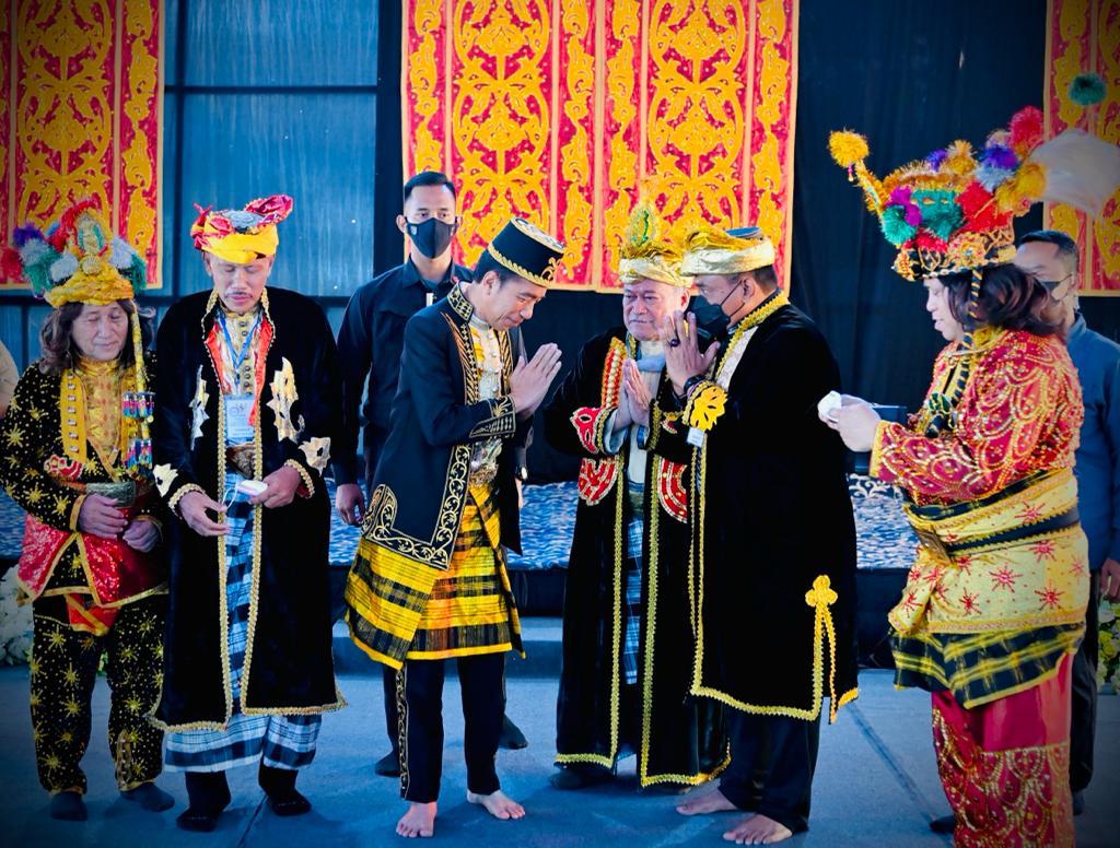 jokowi's tweet image. Mulai hari ini, saya resmi menjadi kerabat dan sesepuh eks-Kesultanan Buton, dengan gelar La Ode Muhammad Joko Widodo Lakina Bhawaangi yi Nusantara, seusai penganugerahan Gelar Kehormatan Adat dan Budaya Kesultanan Buton di Kota Baubau, Sulawesi Tenggara, pagi tadi.