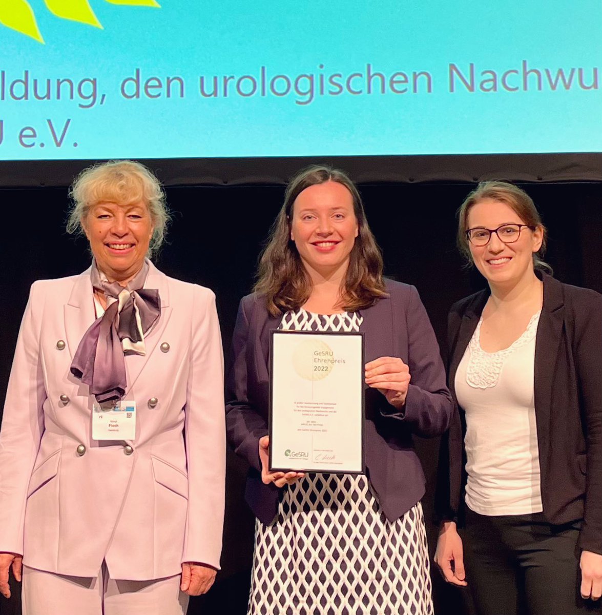 GeSRU (@gesru_de) on Twitter photo Der diesjährige #GeSRU Ehrenpreis geht an <a href="/AngelikaCebulla/">Angelika Mattigk</a>! Herzlichen Glückwunsch 🎉 #DGU22 <a href="/dgukongress/">DGU Kongress</a> Der diesjährige #GeSRU Ehrenpreis geht an <a href="/AngelikaCebulla/">Angelika Mattigk</a>! Herzlichen Glückwunsch 🎉 #DGU22 <a href="/dgukongress/">DGU Kongress</a>