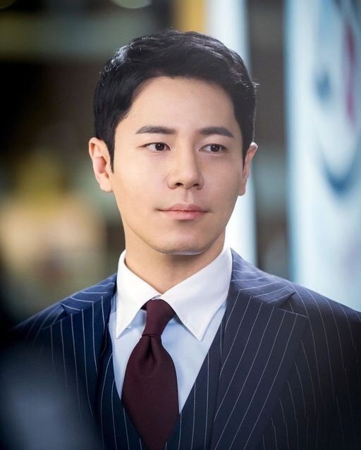 #LeeKyooHyung reportedly to join the cast of #SongKangHo’s drama <#UncleSamSik>, he will act as Kang Sung-min who is at odds with #ByunYoHan.

Broadcast isn’t finalized.