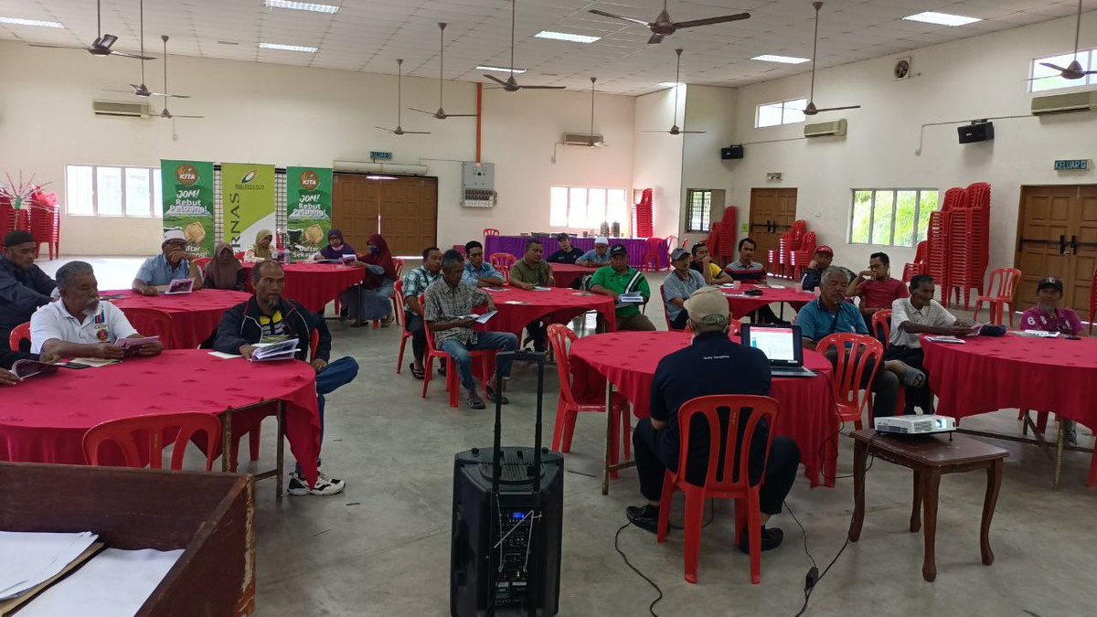 BernasOfficial's tweet photo. Taklimat Pemutuan Sebenar Padi bersama BERNAS & pesawah kawasan Changkat Lada di Dewan Orang Ramai FELCRA Seberang Perak. Seramai 25 orang pesawah ahli Program KITA telah bersama-sama menyertai program pada hari ini.
#BERNAS #KesejahteraanuntukSemua #ProgramKITA #SmartSBB https://t.co/lQk6cr5JW9