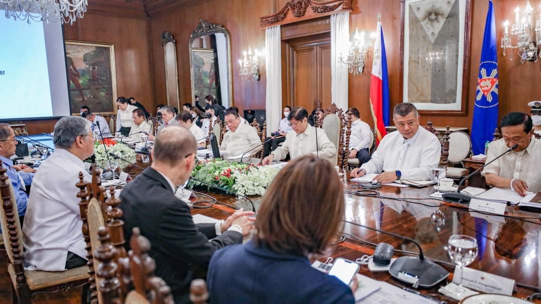 I wonder how I wonder why..
wala bang jetlag si sir  President? 
since US trip to Sunday  morning
deretson work da .. 

PBBM IN ACTION
#GoodJobPBBM