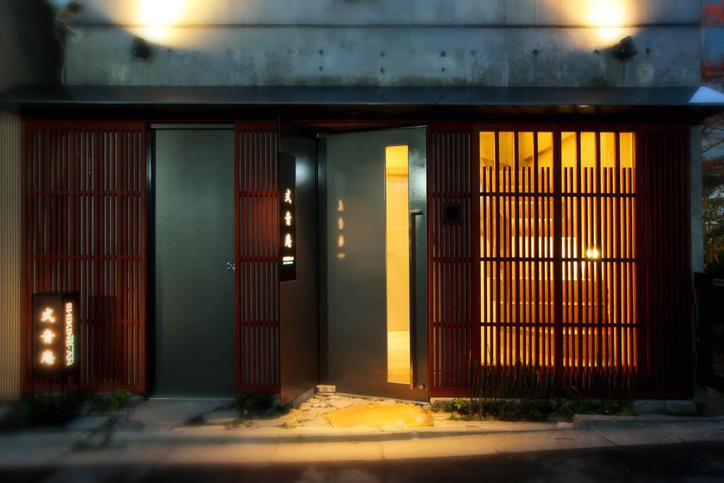 ROOT2_inc's tweet photo. 最後に3階と屋上のご紹介^^

京都の和と美を感じる古都京都の暮らしを感じて頂ける和室のお部屋で、美術品に囲まれながら静かなひと時をお過ごし下さい。
お布団4組をご用意しております。

また、屋上もご自由にお使い頂けます。
京の風を感じながら屋上でまったりするのも最高にエモいですよ(*^^*) https://t.co/yK1dLTJ7Mx