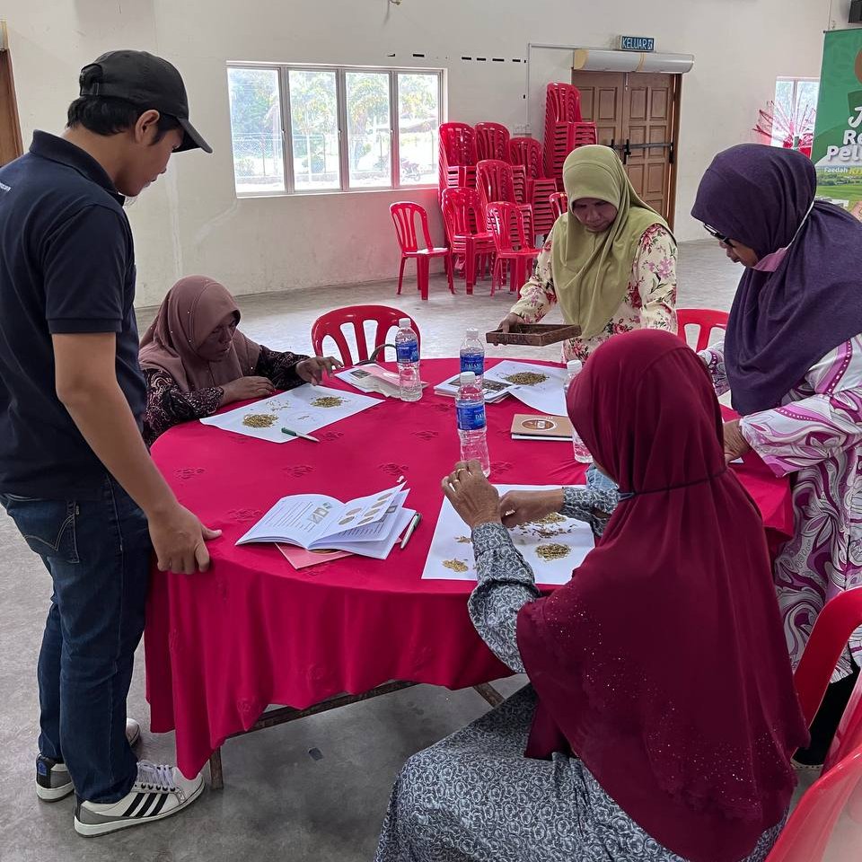 BernasOfficial's tweet photo. Taklimat Pemutuan Sebenar Padi bersama BERNAS & pesawah kawasan Changkat Lada di Dewan Orang Ramai FELCRA Seberang Perak. Seramai 25 orang pesawah ahli Program KITA telah bersama-sama menyertai program pada hari ini.
#BERNAS #KesejahteraanuntukSemua #ProgramKITA #SmartSBB https://t.co/lQk6cr5JW9