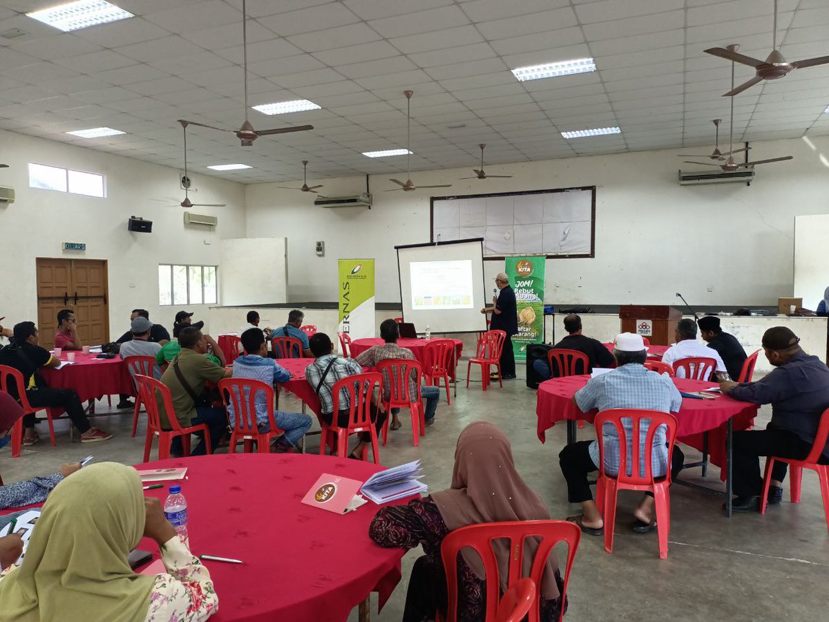 BernasOfficial's tweet photo. Taklimat Pemutuan Sebenar Padi bersama BERNAS & pesawah kawasan Changkat Lada di Dewan Orang Ramai FELCRA Seberang Perak. Seramai 25 orang pesawah ahli Program KITA telah bersama-sama menyertai program pada hari ini.
#BERNAS #KesejahteraanuntukSemua #ProgramKITA #SmartSBB https://t.co/lQk6cr5JW9