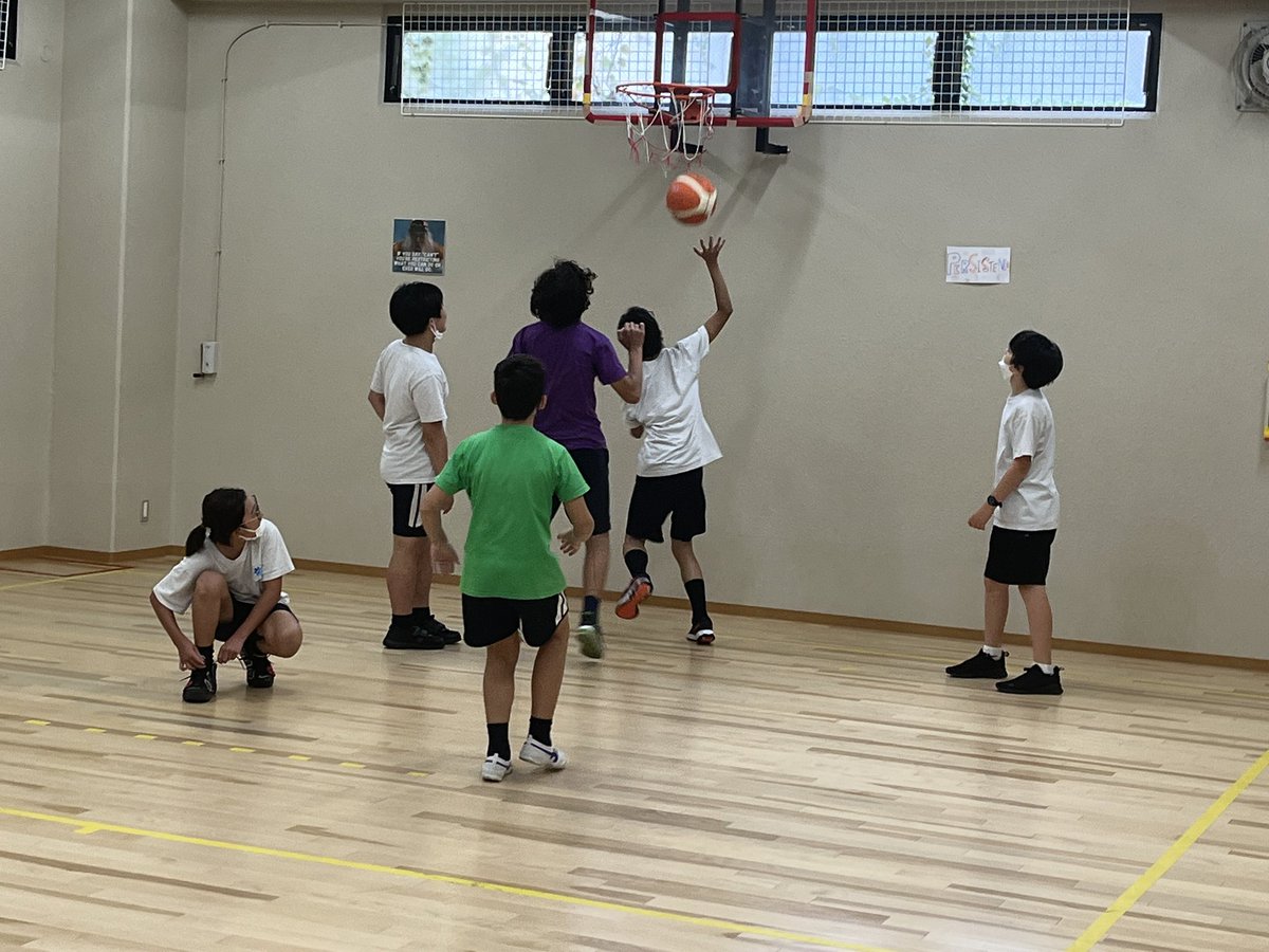 Lunch breaks <a href="/UnitedSTokyo/">United School of Tokyo</a> in the #middleschool often include 3 on 3 #basketball