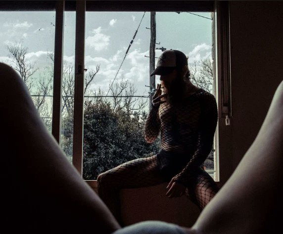 CLIMAX COMPARTIDO. Pint&oacute; paja a la par. Su erecci&oacute;n se escapa entre las redes. La humedad de la vulva