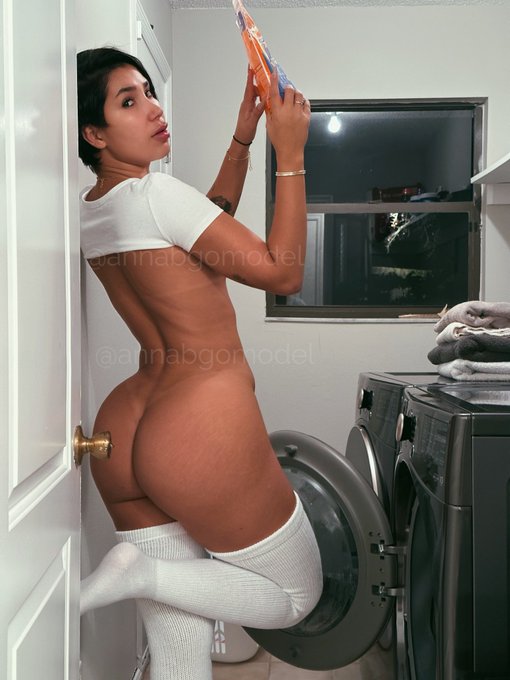 Is this proper attire for cleaning your place? ? https://t.co/Yoyl4vt60Y