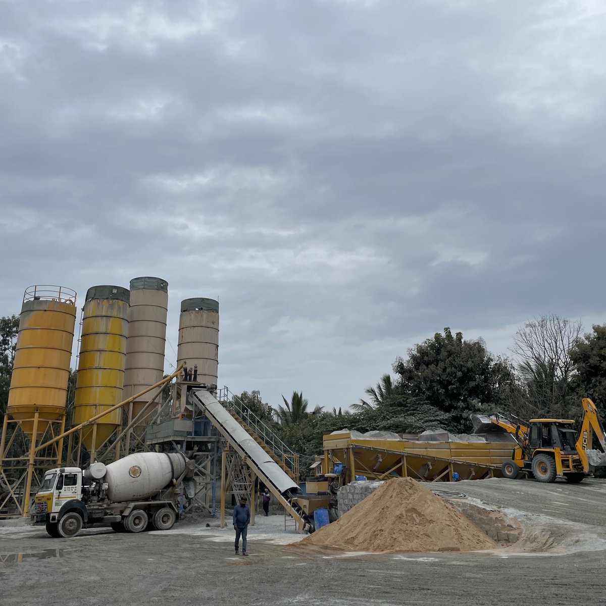 tracknerd_io's tweet photo. Can you guess which all vehicles and assets are using our solution in this picture? π
#fleetmanagement #rmc #transitmixer #jcb #machineries #fuelmonitoring #gps #IoT #telematics #SaaS #reducedOPEX #TrackNerd #nlp #morth #GatiShakti #SagarMala https://t.co/9PPcOlYDCd
