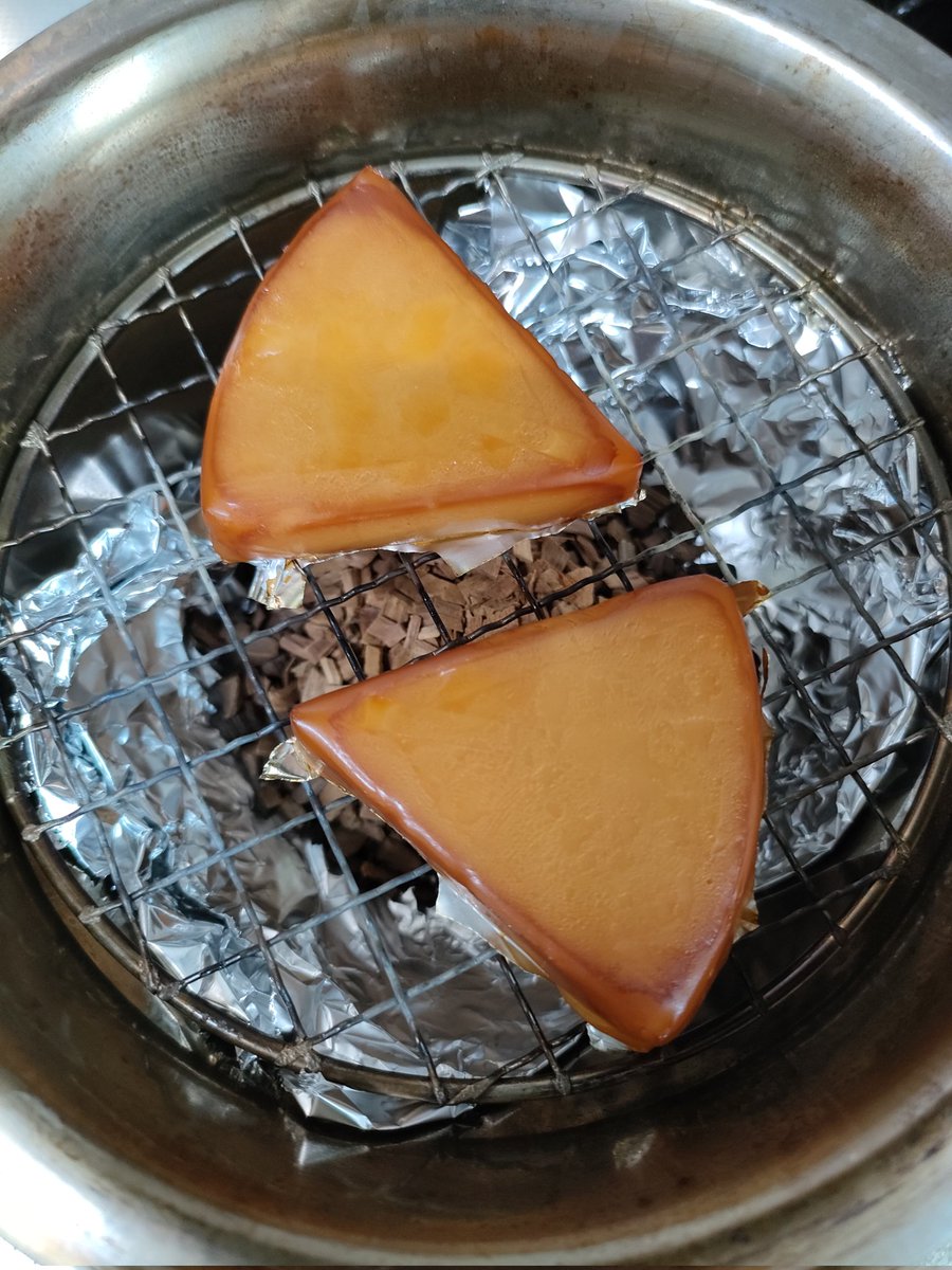 sutocamp2013's tweet photo. お昼に一品足したかったのでチーズを燻製に。 https://t.co/XefBuRDt0r