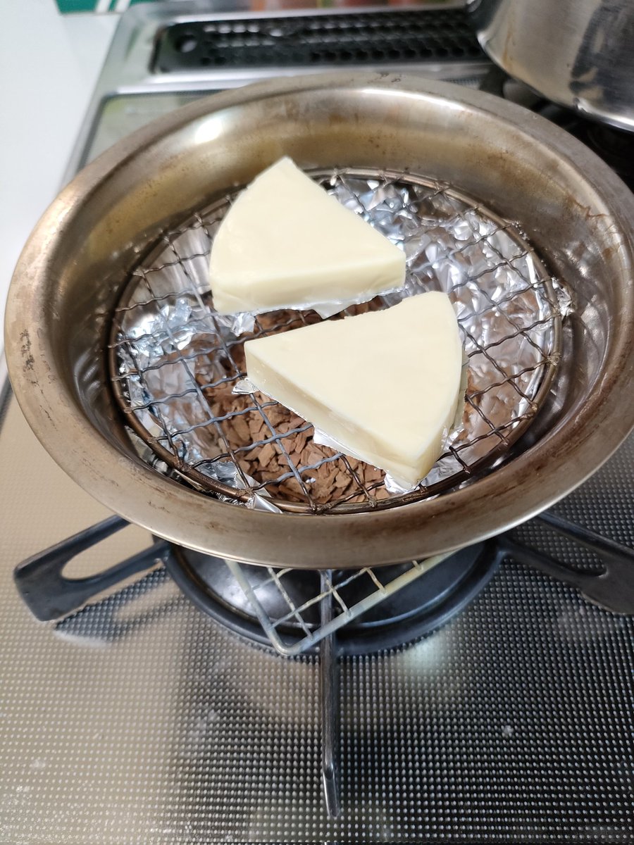 sutocamp2013's tweet photo. お昼に一品足したかったのでチーズを燻製に。 https://t.co/XefBuRDt0r