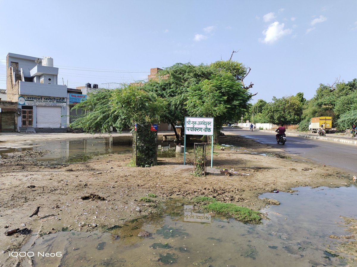 atulsgoyal26's tweet image. It's a true depiction of our sensitivity  towards the environment. 

"पर्यावरण" is more in Boards, Books and Debates than in reality.

It's a place in front of Sirsa Municipal corporation Building.

@cmohry @moefcc @HubEnvis @gopalkandahlp  @anilvijminister #thinkenvironment