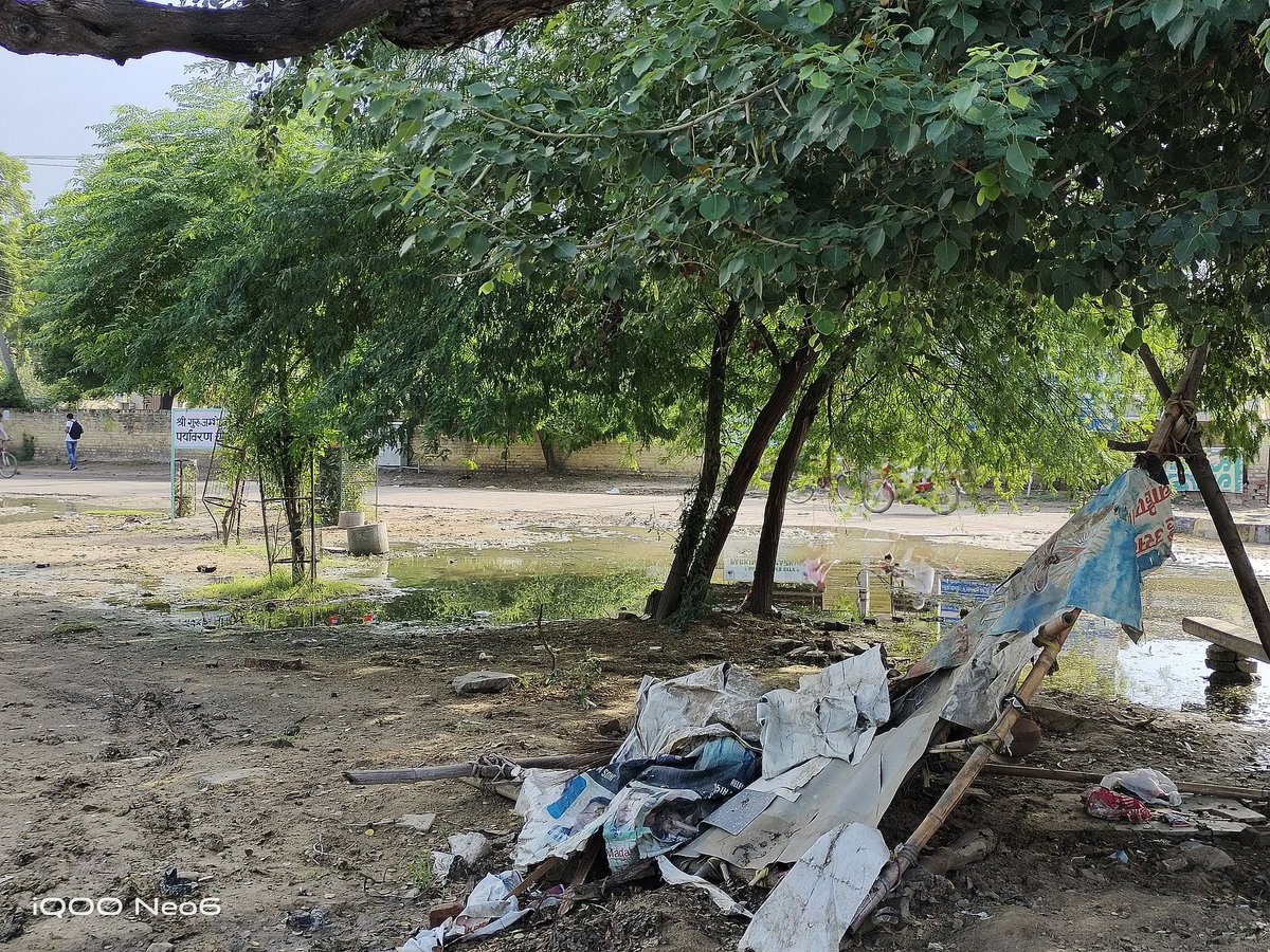 atulsgoyal26's tweet image. It's a true depiction of our sensitivity  towards the environment. 

"पर्यावरण" is more in Boards, Books and Debates than in reality.

It's a place in front of Sirsa Municipal corporation Building.

@cmohry @moefcc @HubEnvis @gopalkandahlp  @anilvijminister #thinkenvironment