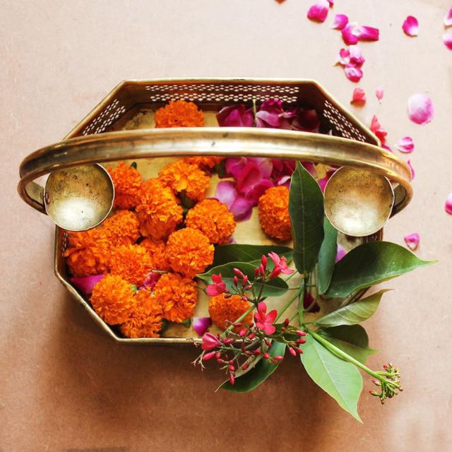 “नोट गिनते समय लोग थूक लगाते हैं। नोट शराब के ठेके से लेकर माँस की दुकान और वेश्यालयों तक से गुज़रते हैं। इसलिए नोटों को मंदिर में न चढ़ाएँ। पाप लगेगा। मंदिरों में सिर्फ फूल चढ़ाएँ।” 

- मेरी ये पुरानी पोस्ट नवरात्रि पर मेरे पास लौट आया। ये देवी माँ की इच्छा की वजह से हुआ है।