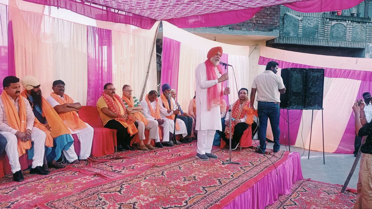 BSLaddiOfficial's tweet photo. ਅੱਜ ਬਟਾਲਾ ਵਿੱਚ ਕਪੂਰੀ ਗੇਟ ਦੇ ਬਾਹਰ ਭਗਵਾਨ ਵਾਲਮੀਕਿ ਜੀ ਮੰਦਿਰ ਵਿੱਚ ਇੱਕ ਪ੍ਰੋਗਰਾਮ ਕੀਤਾ ਗਿਆ । ਜਿਸ ਵਿੱਚ ਮੂਰਤੀ ਸਥਾਪਿਤ ਕੀਤੀ ਗਈ ਸੀ। ਇਸ ਮੌਕੇ ਸੰਗਤਾਂ ਦੇ ਦਰਸ਼ਨ ਕਰਕੇ ਪ੍ਰਮਾਤਮਾ ਦਾ ਆਸ਼ੀਰਵਾਦ ਪ੍ਰਾਪਤ ਕਰਨ ਦਾ ਸੁਭਾਗ ਪ੍ਰਾਪਤ ਹੋਇਆ। @BJP4Punjab #bjppunjab https://t.co/JPJBrJ9gog