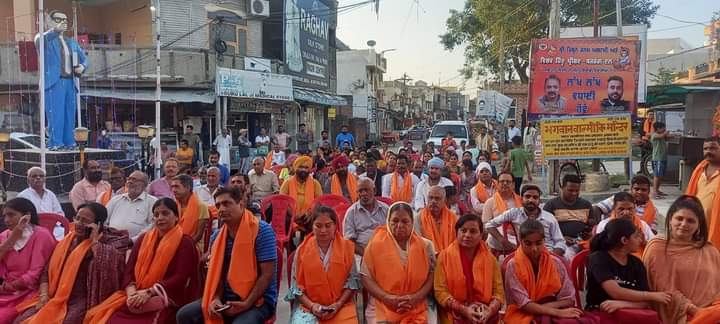 BSLaddiOfficial's tweet photo. ਅੱਜ ਬਟਾਲਾ ਵਿੱਚ ਕਪੂਰੀ ਗੇਟ ਦੇ ਬਾਹਰ ਭਗਵਾਨ ਵਾਲਮੀਕਿ ਜੀ ਮੰਦਿਰ ਵਿੱਚ ਇੱਕ ਪ੍ਰੋਗਰਾਮ ਕੀਤਾ ਗਿਆ । ਜਿਸ ਵਿੱਚ ਮੂਰਤੀ ਸਥਾਪਿਤ ਕੀਤੀ ਗਈ ਸੀ। ਇਸ ਮੌਕੇ ਸੰਗਤਾਂ ਦੇ ਦਰਸ਼ਨ ਕਰਕੇ ਪ੍ਰਮਾਤਮਾ ਦਾ ਆਸ਼ੀਰਵਾਦ ਪ੍ਰਾਪਤ ਕਰਨ ਦਾ ਸੁਭਾਗ ਪ੍ਰਾਪਤ ਹੋਇਆ। @BJP4Punjab #bjppunjab https://t.co/JPJBrJ9gog
