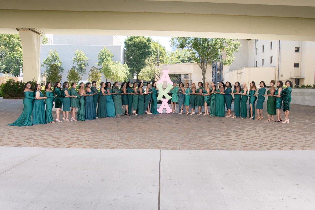 IAm_YourHeiness's tweet image. 1 yr ago today, I gained 42 beautiful sisters and crossed into AKAland 💚💕💚💕God knew what He was doing by placing me in this illustrious organization! The bond we share is unbreakable! #AKAversary #SeriousMatter #FirstAndTheFinest #TheKs #PrettyGirls #GorgeousInGreen
