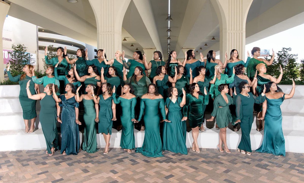 IAm_YourHeiness's tweet image. 1 yr ago today, I gained 42 beautiful sisters and crossed into AKAland 💚💕💚💕God knew what He was doing by placing me in this illustrious organization! The bond we share is unbreakable! #AKAversary #SeriousMatter #FirstAndTheFinest #TheKs #PrettyGirls #GorgeousInGreen