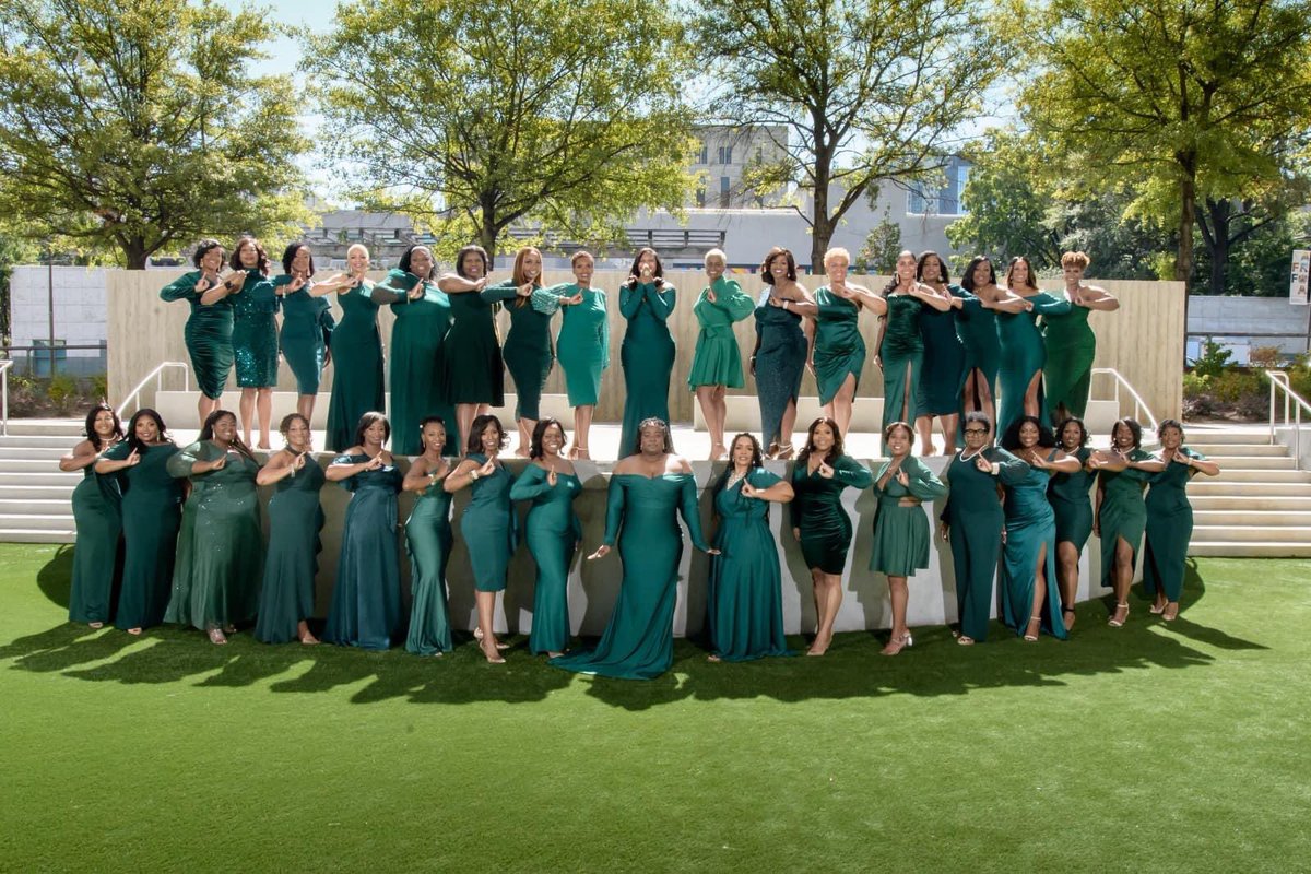 IAm_YourHeiness's tweet image. 1 yr ago today, I gained 42 beautiful sisters and crossed into AKAland 💚💕💚💕God knew what He was doing by placing me in this illustrious organization! The bond we share is unbreakable! #AKAversary #SeriousMatter #FirstAndTheFinest #TheKs #PrettyGirls #GorgeousInGreen