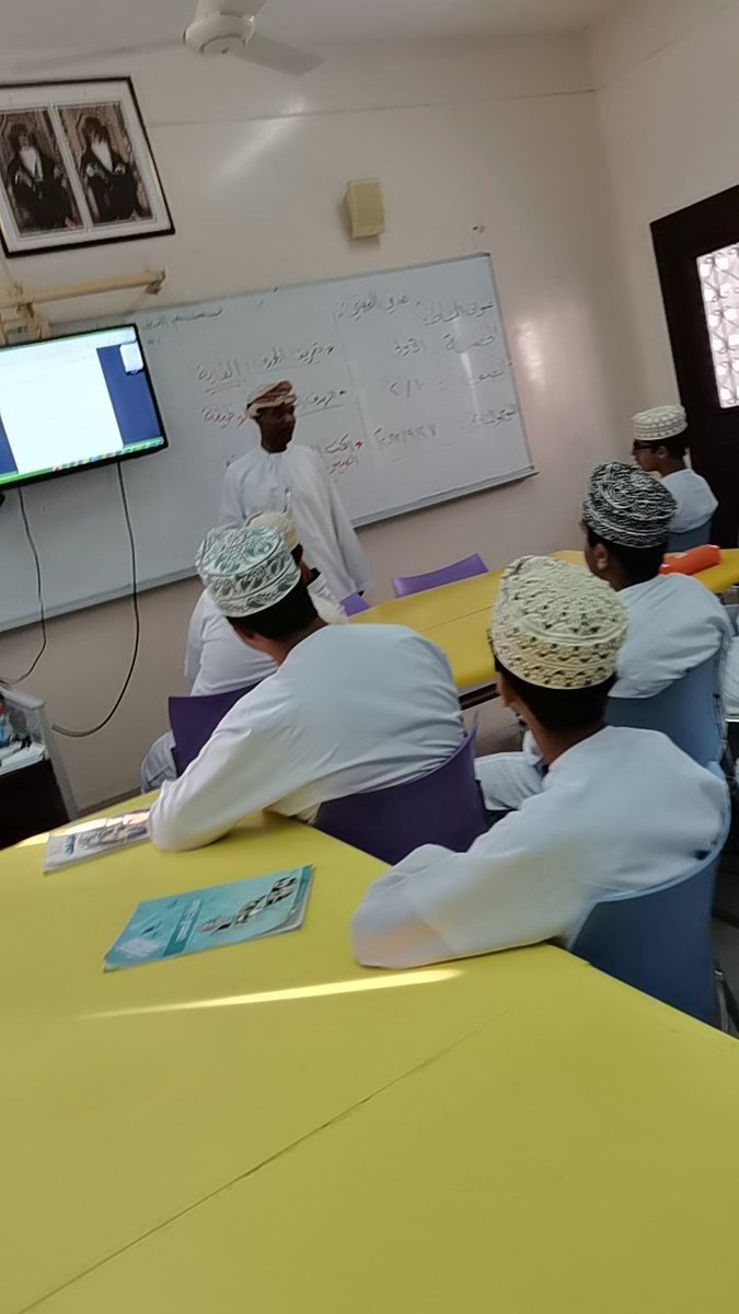 zaak19741's tweet photo. اليوم من موقع الحدث : تم شرح والاطلاع على الكتب الجديدة في مادتي الأحياء والكيمياء  لطلاب الصفين ١٠ /١ وعاشر / ٢ مع تنفيذ النشاط الثاني هدفي المهني. https://t.co/tKTeFiMbmL