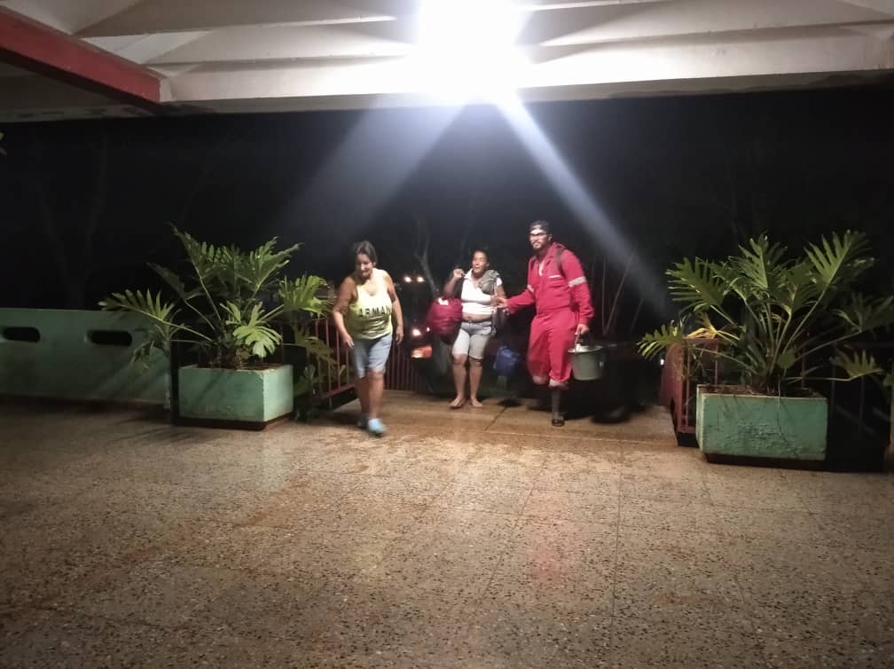 #ArTVReportando 📺🎥🌀|| Miembros de la Cruz Roja de Artemisa apoyan en la evacuación de personas en el instituto preuniversitario Manuel Ascunce Domenech. 

Para estos héroes no hay descanso ⛑️❤️. 

#PorDondeArtemisaSeVe

<a href="/CanalCaribeCuba/">Canal Caribe</a> <a href="/yarima_cordova/">Yarima Córdova. Directora de la TV en Artemisa.</a>