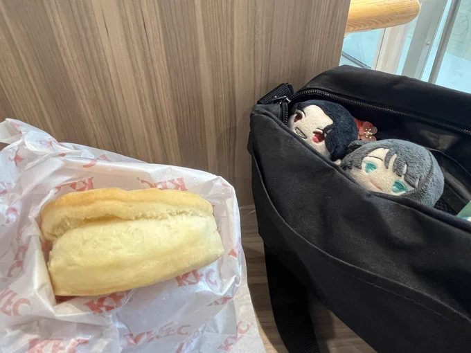 「主っ!?まさかとは思うけどバーガーを食べた後だと言うのに、ビスケットまで食べる気じゃないよね!?」「まぁーまぁーっ、美味しそうだしいーじゃねーか松!!」「豊前、君がいつもそうやって主をあまやかすから…って、主?まって、主ーーーっ!!!!!」 