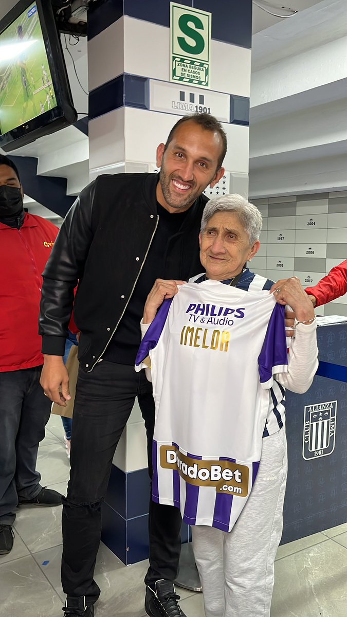 OlechLeslie's tweet photo. Gracias @ClubALoficial y @Hernanbarcos por este momento tan lindo para mi abuelita. Y a todos ustedes por ayudar a cumplir el sueño de mi abuela 👏🏽😍 https://t.co/vQkdmKnHKh