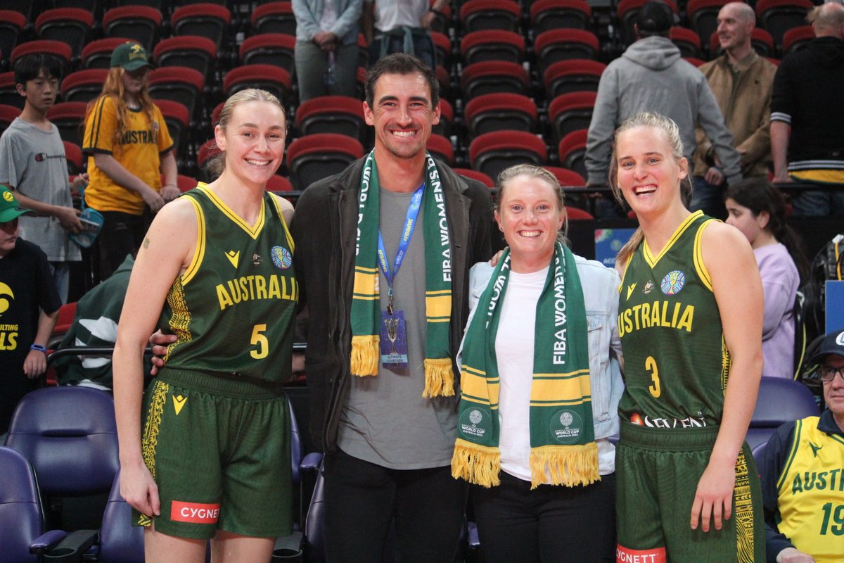 BasketballAus's tweet photo. These guys know a thing or two about repping the green and gold!

Great to see you @jessfoxcanoe, @ahealy77 &amp; Mitchell Starc 💚💛 https://t.co/p8TA7LFiaT