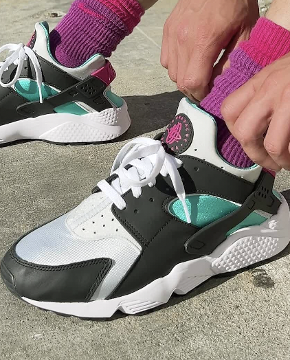 SOLELINKS's tweet photo. Ad: Nike Air Huarache 'Black/New Emerald' on sale for $67.18 + FREE shipping, use code FALL20 => https://t.co/50AsntOZvj https://t.co/73KqkUYhnM