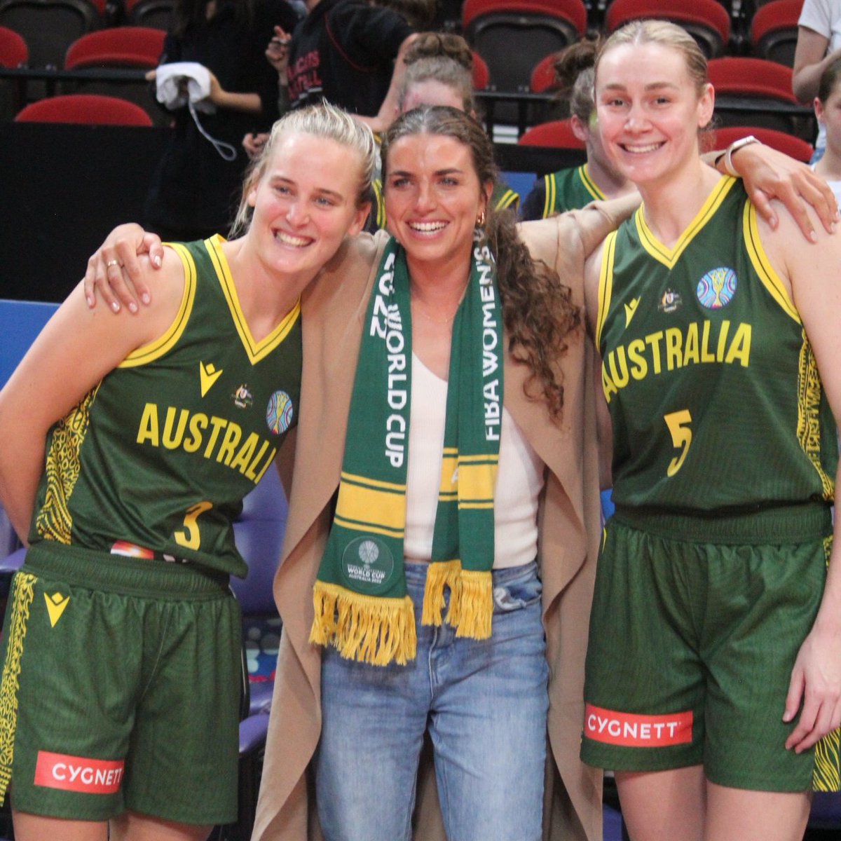 BasketballAus's tweet photo. These guys know a thing or two about repping the green and gold!

Great to see you @jessfoxcanoe, @ahealy77 &amp; Mitchell Starc 💚💛 https://t.co/p8TA7LFiaT