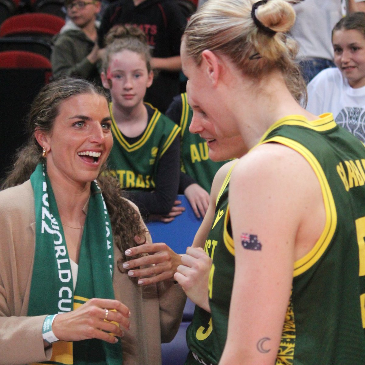 BasketballAus's tweet photo. These guys know a thing or two about repping the green and gold!

Great to see you @jessfoxcanoe, @ahealy77 &amp; Mitchell Starc 💚💛 https://t.co/p8TA7LFiaT