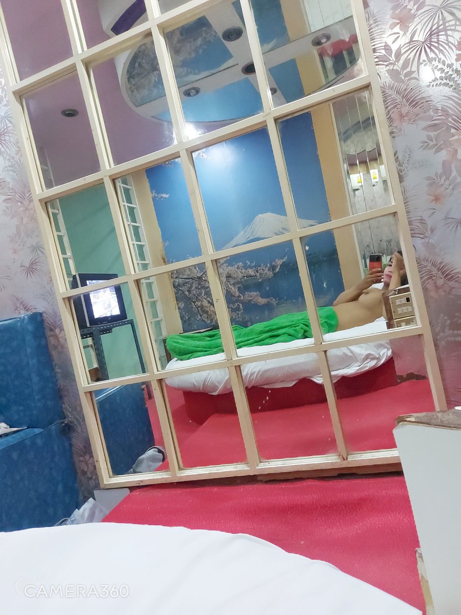 SuthaSthan's tweet photo. จะดูดจะเลียจะขยำก็นัดมาได้นะคืนนี้ว่างรับงาน https://t.co/g9MMH6JTWt