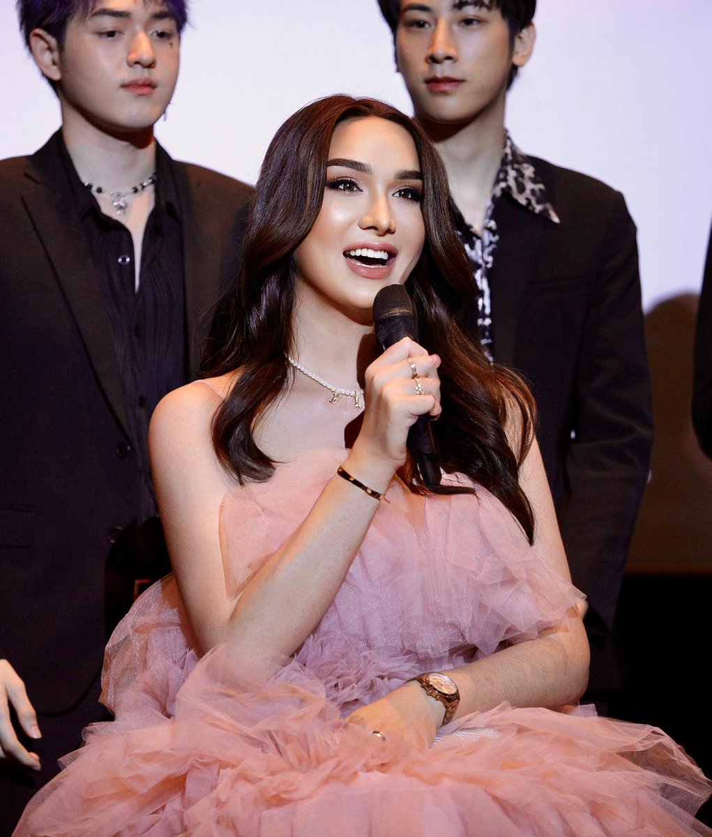 pairvaad's tweet photo. ทราบมาซักพักละค่ะ ว่าสวย #BigDragonPressCon https://t.co/T9yzrGKRZ5