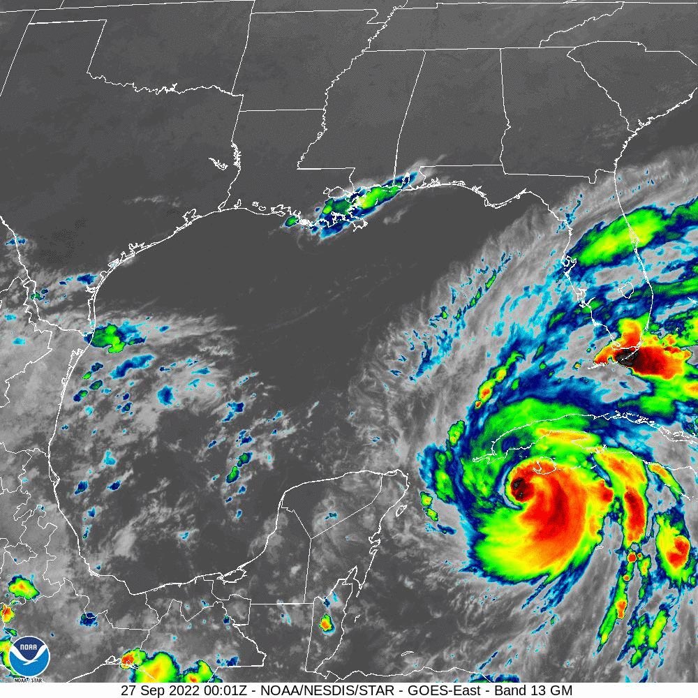 HuracanesQRoo's tweet photo. El huracán #Ian se encuentra ingresando a 🇨🇺. Durante la noche estaremos teniendo interacción con la nubosidad que conforma el huracán. Esto dejará posibles chubascos, por esta razón es que las nubes actualmente se ven a muy baja altura y rápida traslación. Todo un espectáculo. https://t.co/tpoFJ2C7Uk