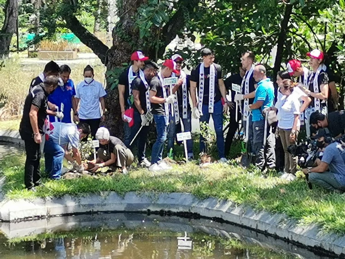 smninews's tweet photo. NILAD FOR MAYNILA

TINGNAN: Manila Mayor Honey Lacuna-Pangan nanguna sa pagtatanim ng 'nilad' bilang bahagi ng Ceremonial Tree Planting Activity ng LGU ngayong araw sa Manila Zoo. 

Ang 'nilad' ay isang uri ng mangrove specie. 

via @margotgonzales_ 

1/2 https://t.co/yHXGtiTU6g